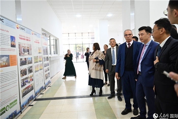 中企向阿爾及利亞大學(xué)捐贈電教設(shè)備圖片展。人民網(wǎng)記者 郝瑞敏攝