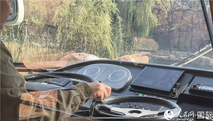 鄭州銀基動物王國水陸兩棲觀光車駕駛室。人民網(wǎng) 謝瑩攝