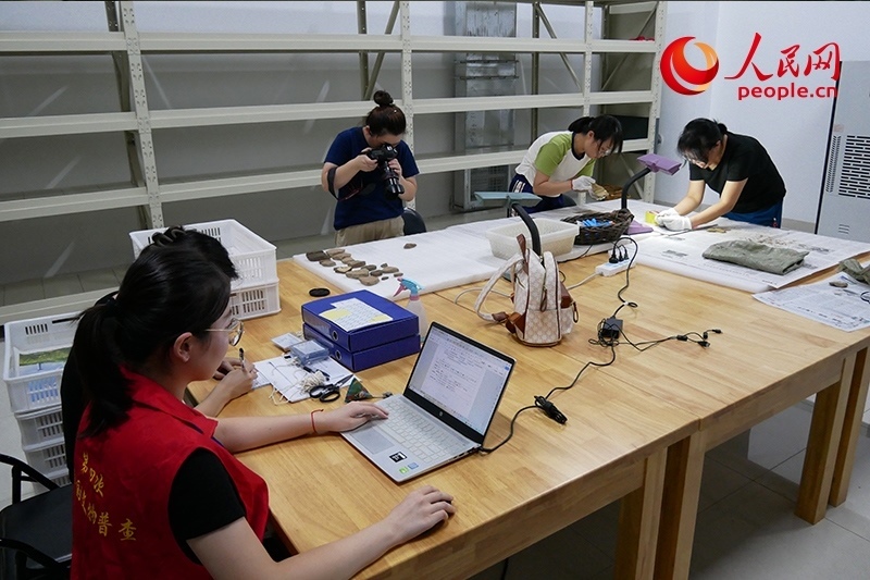 普查隊(duì)員們正在庫房內(nèi)工作。人民網(wǎng)記者 韋衍行攝