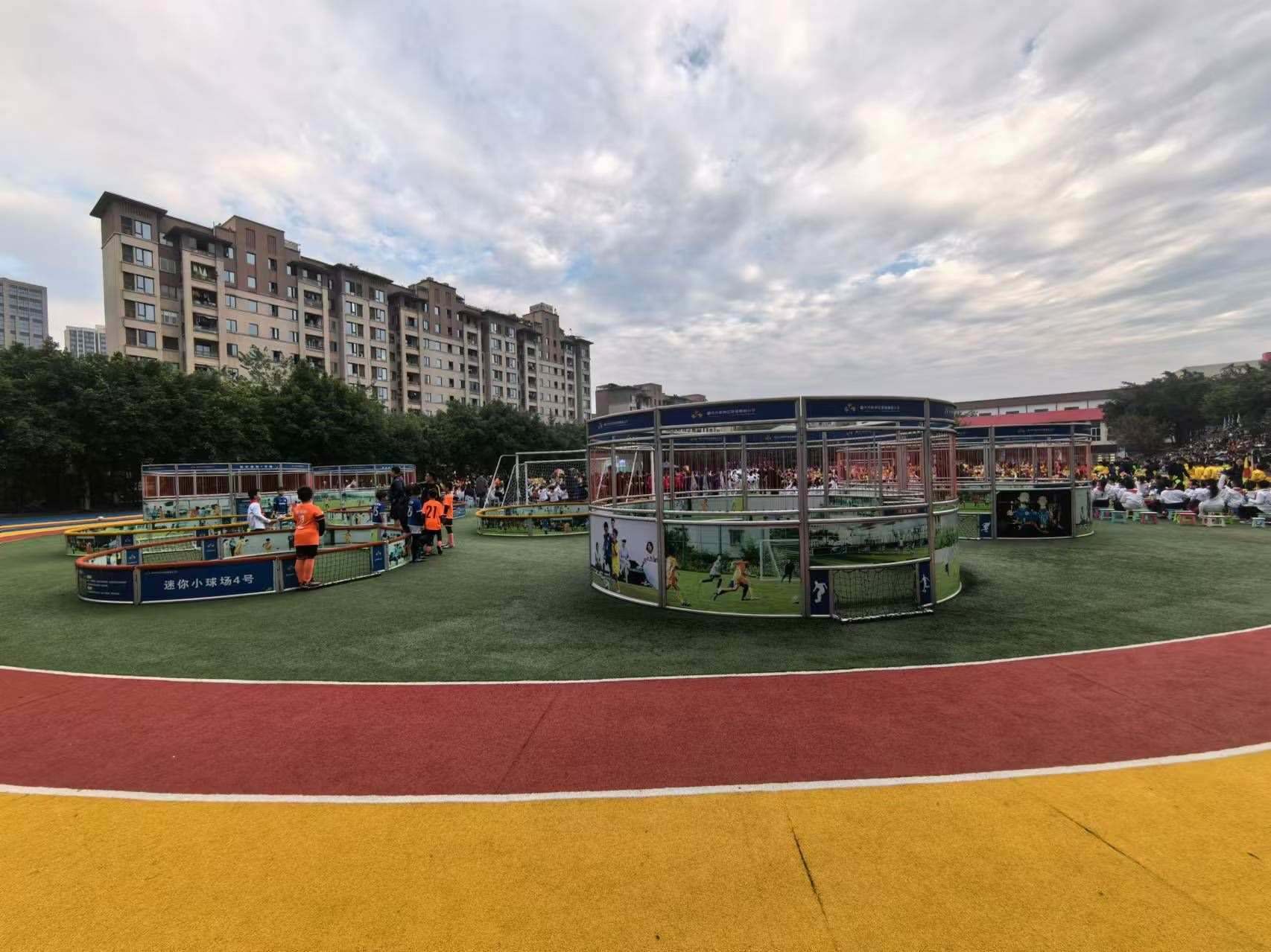 珊瑚魯能小學(xué)里的迷你足球場。 人民網(wǎng)記者 楊磊攝