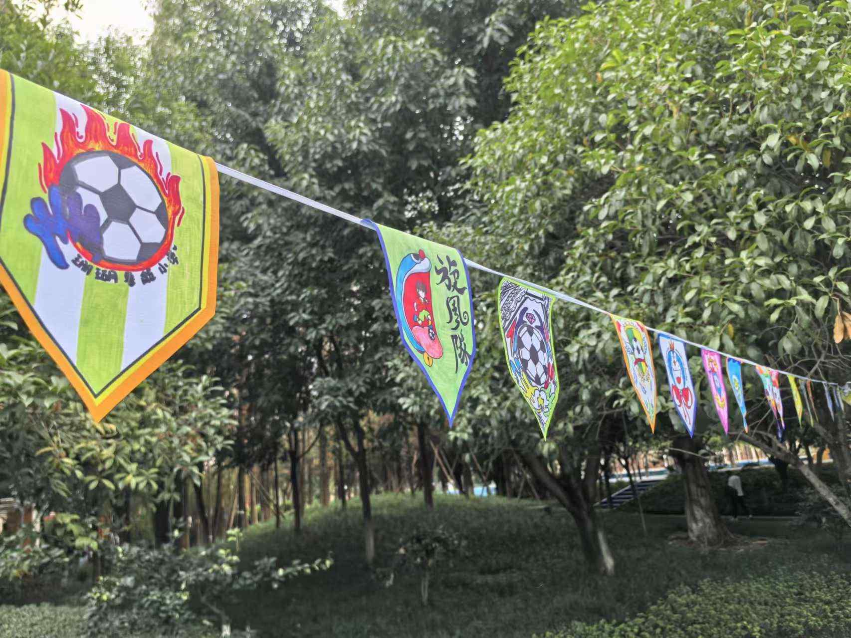 珊瑚魯能小學(xué)學(xué)生們手繪的“班超”隊徽。 人民網(wǎng)記者 楊磊攝