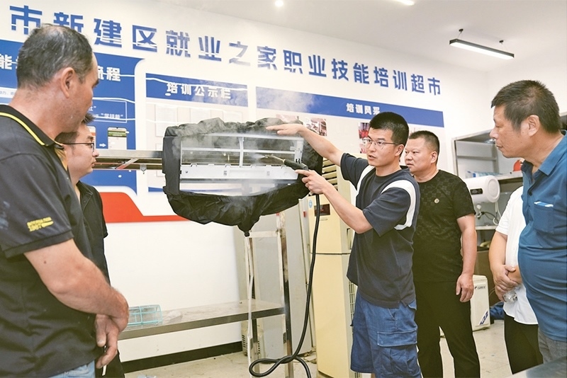 黨的二十屆三中全會強調(diào)，要健全終身職業(yè)技能培訓(xùn)制度。圖為2024年9月12日一位老師在給學員進行家電清洗技術(shù)培訓(xùn)。 新華社記者 萬象/攝