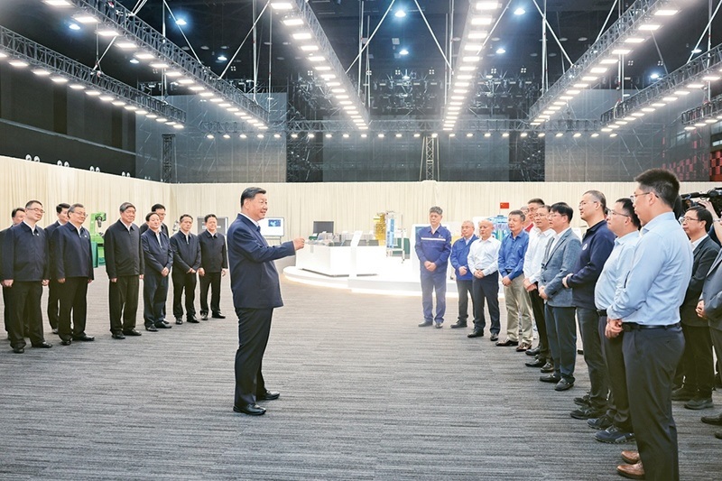 2024年10月17日至18日，中共中央總書記、國家主席、中央軍委主席習(xí)近平在安徽考察。這是17日下午，習(xí)近平在合肥濱湖科學(xué)城考察時(shí)，同現(xiàn)場科研人員和企業(yè)負(fù)責(zé)人親切交流。 新華社記者 鞠鵬/攝