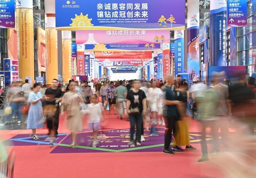 2024年9月28日，觀眾在廣西南寧市舉行的第21屆中國—東盟博覽會上參觀。新華社記者 周華 攝