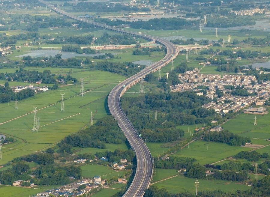 俯瞰四川天府新區(qū)至邛崍高速公路一角（2024年7月2日攝，無人機照片）。新華社記者 江宏景 攝