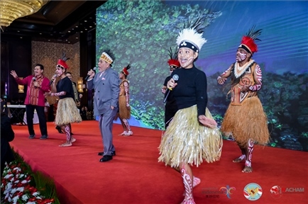 山東濟(jì)寧職業(yè)技術(shù)學(xué)校印尼巴布亞留學(xué)生演唱與大使一起演唱巴布亞傳統(tǒng)歌曲。印尼駐華大使館供圖