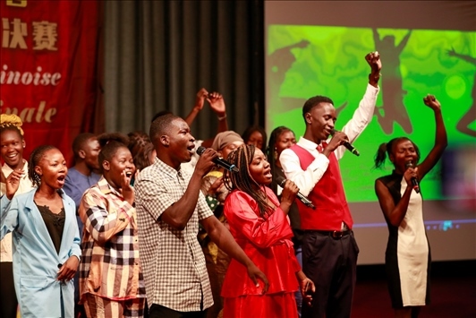 孔子學(xué)院的同學(xué)們演唱中文歌曲《明天會(huì)更好》。中國石油非洲公司供圖