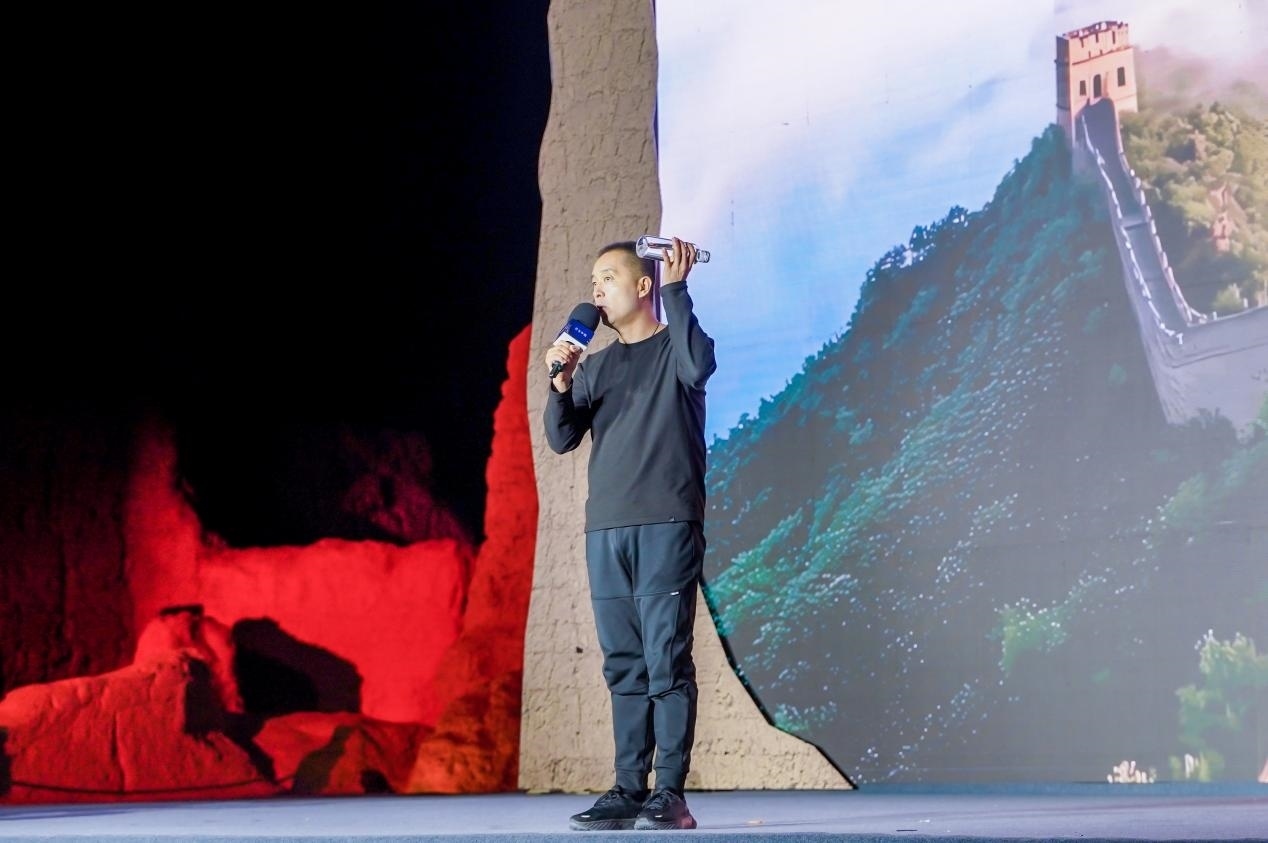 李剛在“何以中國·五星出東方”網(wǎng)絡(luò)主題宣傳活動現(xiàn)場演講。人民視頻供圖