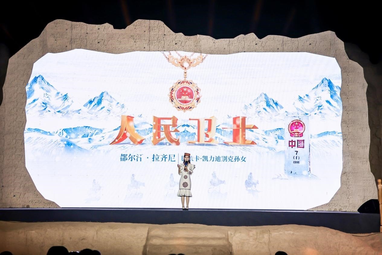 都爾汗·拉齊尼在“何以中國·五星出東方”網(wǎng)絡(luò)主題宣傳活動現(xiàn)場演講。人民視頻供圖