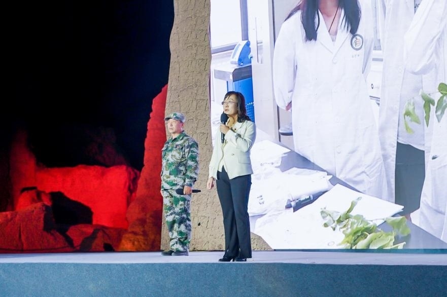 吳翠云（右一）在“何以中國·五星出東方”網(wǎng)絡(luò)主題宣傳活動現(xiàn)場演講。人民視頻供圖