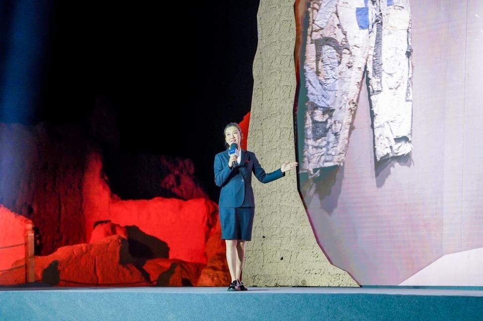 顧晨葉在“何以中國·五星出東方”網(wǎng)絡(luò)主題宣傳活動現(xiàn)場演講。人民視頻供圖