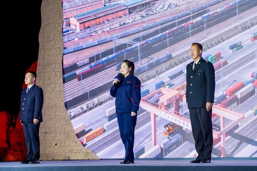 早吾扎?哈力賽（左二）在“何以中國·五星出東方”網(wǎng)絡(luò)主題宣傳活動現(xiàn)場演講。人民視頻供圖