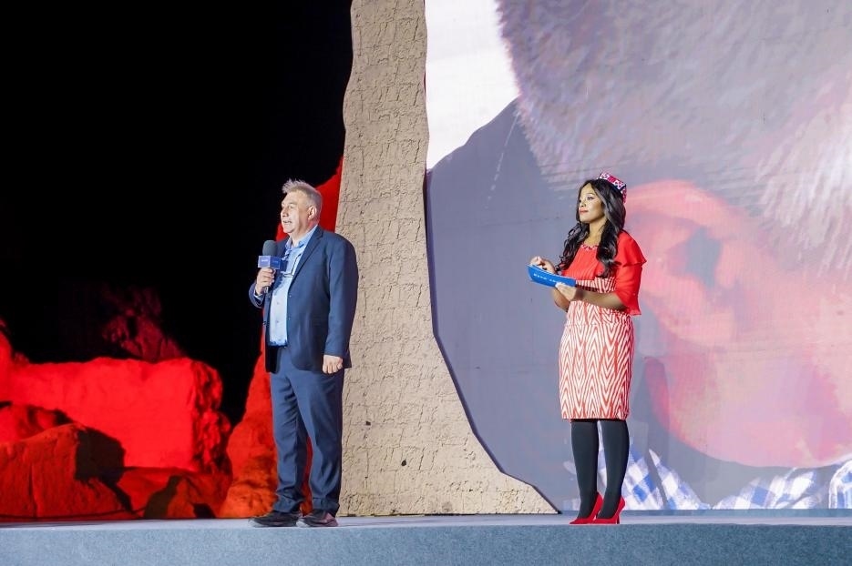 丹尼（左一）在“何以中國·五星出東方”網(wǎng)絡(luò)主題宣傳活動現(xiàn)場演講。人民視頻供圖