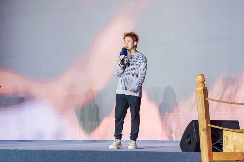 安鐘旭在“何以中國·五星出東方”網(wǎng)絡(luò)主題宣傳活動現(xiàn)場演講。人民視頻供圖