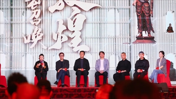 《受到召喚·敦煌》眾主創(chuàng)現(xiàn)場分享創(chuàng)作故事。主辦方供圖