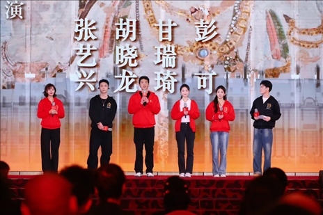 《受到召喚·敦煌》眾演員與現(xiàn)場觀眾互動交流。主辦方供圖