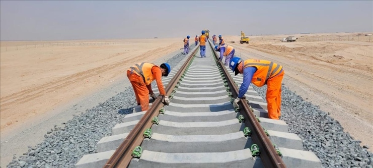 阿提哈德鐵路二期A標(biāo)項(xiàng)目施工中。中建中東供圖
