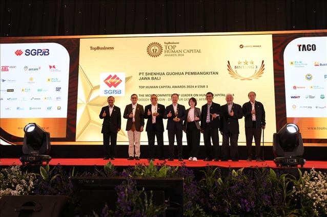 國能印尼爪哇發(fā)電公司董事長趙志剛（左四）與其他獲獎者合影。國能印尼爪哇發(fā)電公司供圖