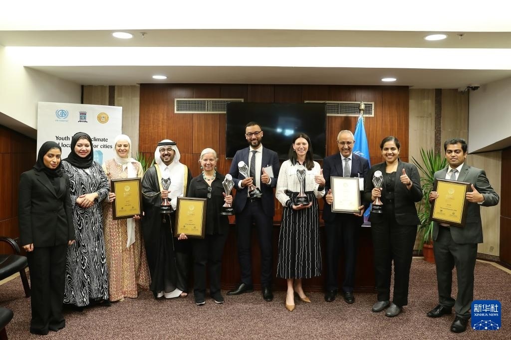 10月31日，在埃及亞歷山大，獲得第二屆全球可持續(xù)發(fā)展城市獎(jiǎng)（上海獎(jiǎng)）的城市代表合影。新華社記者 王東震 攝