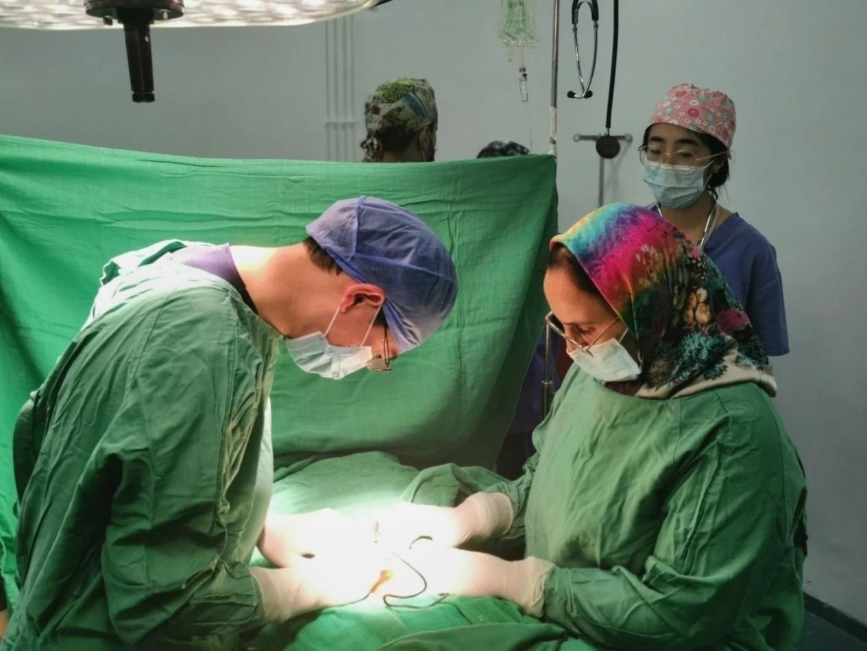 中國醫(yī)療隊(duì)員與當(dāng)?shù)蒯t(yī)生合作開展手術(shù)。第196批中國援助摩洛哥醫(yī)療隊(duì)塞達(dá)特分隊(duì)供圖