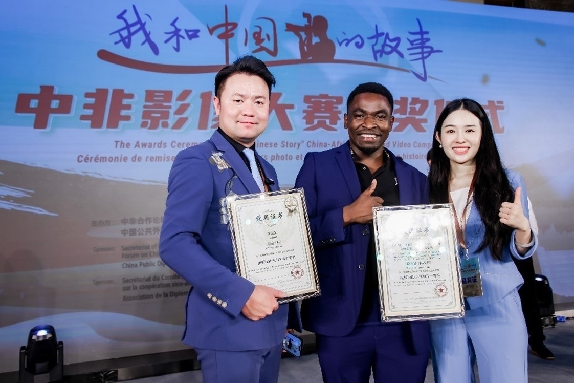 王曉樂（中）與其他嘉賓合影。主辦方供圖