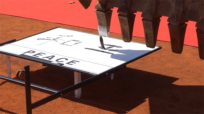 工程機械表演寫書法。王皓宇攝