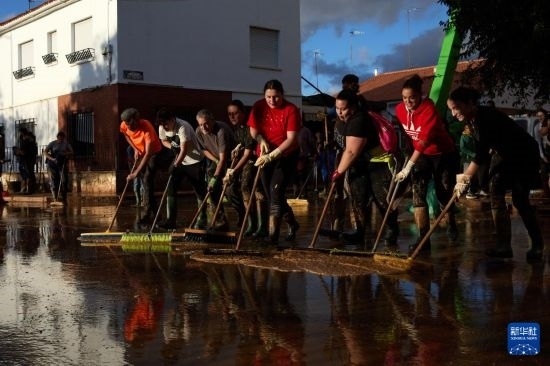 11月2日，居民在西班牙烏鐵爾清理房屋。新華社記者 孟鼎博 攝