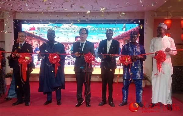 嘉賓們?yōu)橛耙曊共ピ禄顒?dòng)剪彩。人民網(wǎng)記者 姜宣攝