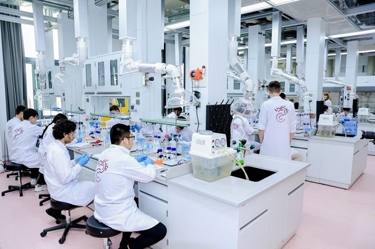 中外學(xué)生同堂做實(shí)驗(yàn)。深北莫供圖