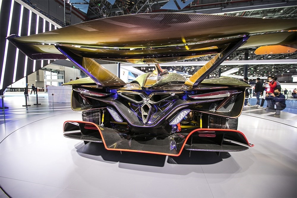 2020年11月5日，上海，來自德國的全球首款全碳纖維跑車亮相進(jìn)博會。該車總重量只有1250KG。