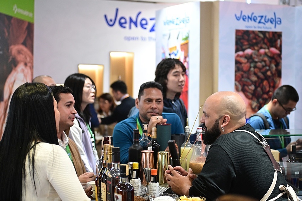 2023年11月9日，上海，觀眾在進(jìn)博會委內(nèi)瑞拉館參觀、交流、洽談。