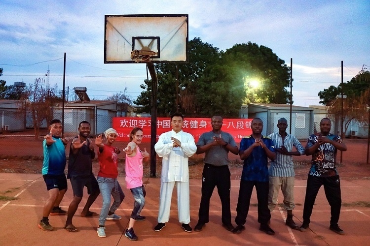 組織八段錦教學(xué)。王軍杰 攝