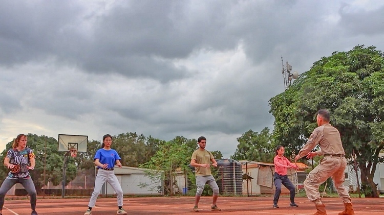 認(rèn)真學(xué)習(xí)動(dòng)作。孫亞斌 攝