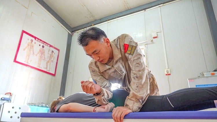 體驗(yàn)中醫(yī)推拿。王軍杰攝