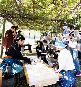 游客們在浙江體驗區(qū)品茶。