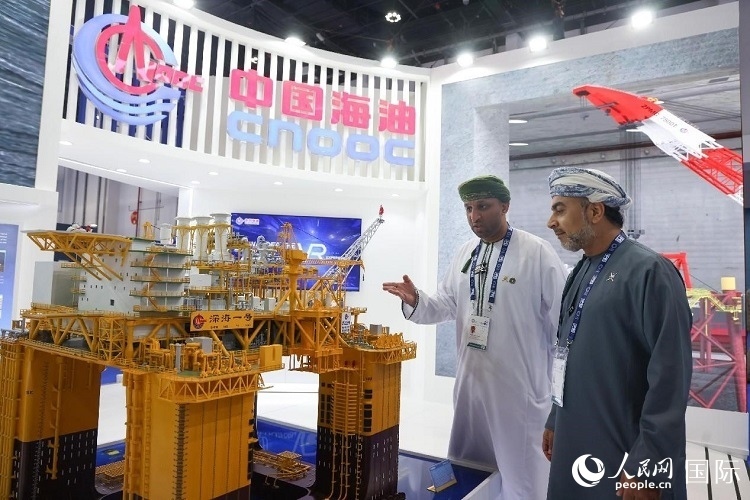 觀眾在中國海油展臺(tái)參觀。人民網(wǎng)記者 任皓宇攝