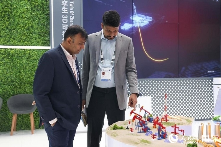 觀眾在了解中企產(chǎn)品。人民網(wǎng)記者任皓宇攝 