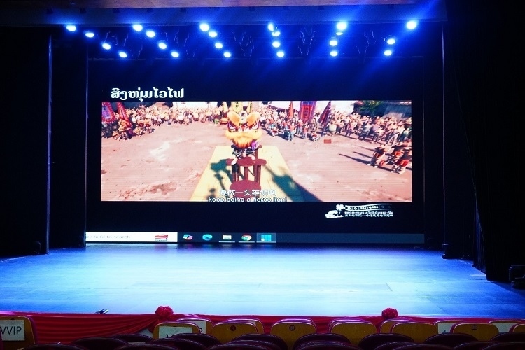 “露天電影院——中老優(yōu)秀電影巡映”首映式上放映老撾語配譯的中國動畫電影《雄獅少年》。主辦方供圖