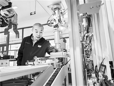 郭海青在檢查車床加工設備。 受訪者供圖