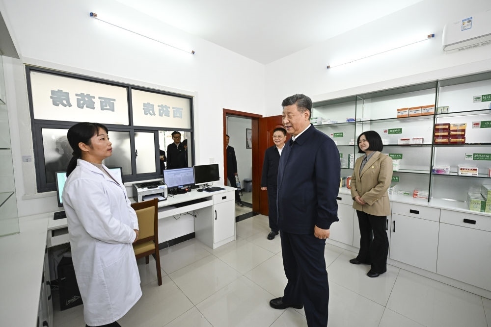 2024年11月5日，習(xí)近平在湖北省咸寧市嘉魚縣潘家灣鎮(zhèn)四邑村衛(wèi)生室考察。習(xí)近平指出：“要進(jìn)一步加強(qiáng)黨建引領(lǐng)，抓住‘一老一小’這個(gè)重點(diǎn)，更加精準(zhǔn)有效地為群眾排憂解難?！? width=