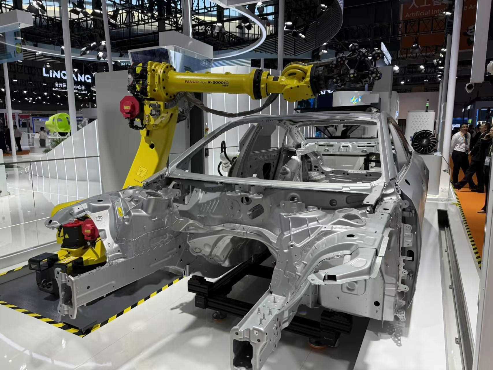 在汽車制造展區(qū)，高精度智能檢測裝備正在模擬檢測汽車車身。人民網(wǎng)記者 王仁宏攝