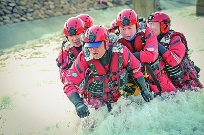  山東省日照市消防救援支隊(duì)消防員正在進(jìn)行多人淺灘涉水橫渡訓(xùn)練。圖片由國家消防救援局提供