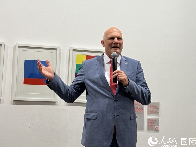 11月8日，瑞士駐華大使白瑞誼在“瑞士經(jīng)典設(shè)計(jì)展”開(kāi)幕式上發(fā)表致辭。（人民網(wǎng) 謝瑩攝）