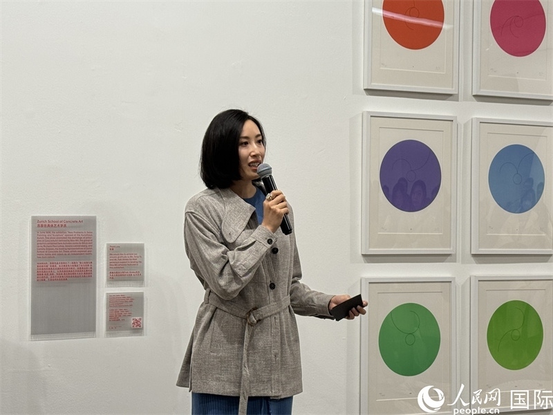 11月8日，今日美術(shù)館館長(zhǎng)張然在“瑞士經(jīng)典設(shè)計(jì)展”開(kāi)幕式上發(fā)表致辭。（人民網(wǎng) 謝瑩攝）