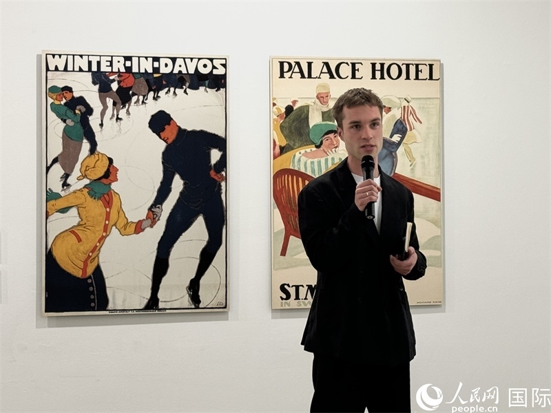 11月8日，“瑞士經(jīng)典設(shè)計(jì)展”策展人言照壁向與會(huì)嘉賓導(dǎo)覽。（人民網(wǎng) 謝瑩攝）