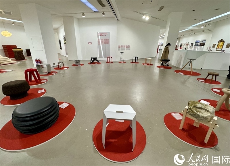 11月8日，瑞士經(jīng)典設(shè)計(jì)展現(xiàn)場(chǎng)。（人民網(wǎng) 謝瑩攝）