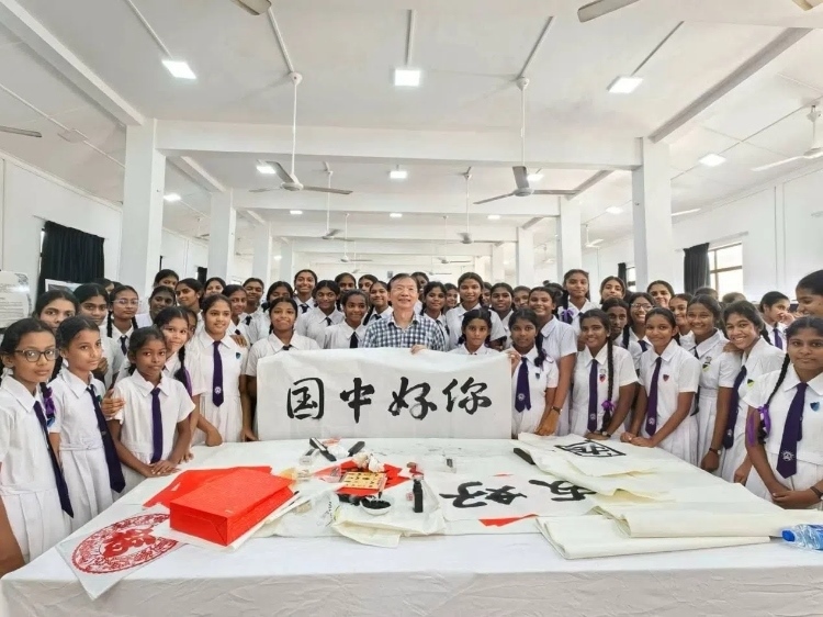 斯里蘭卡學(xué)生在系列活動中學(xué)習(xí)中國書法。圖片由主辦方提供