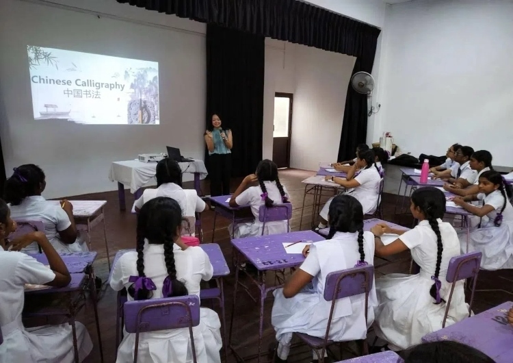 斯里蘭卡學(xué)生在系列活動中學(xué)習(xí)中國書法。圖片由主辦方提供