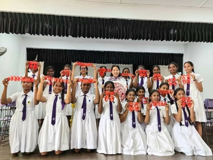 斯里蘭卡學(xué)生展示剪紙作品。圖片由主辦方提供