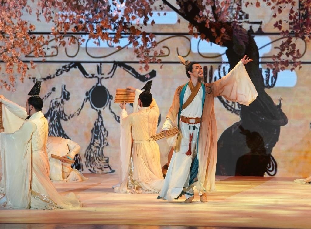 11月6日，演職人員在表演民族舞劇《孔子》片段。新華社記者 張晨霖 攝